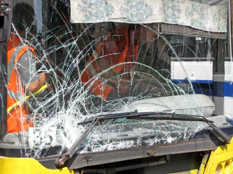 18 Dead, 32 Injured in Bus Accident