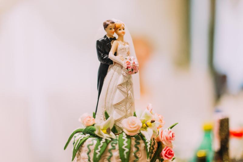 Helicopter Crash Kills Groom on His Wedding Day (wedding cake dreamstime_s_70781672)